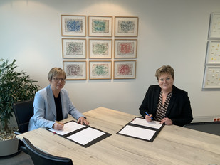 Bildungsstaatssekretärin Bettina Brück und PL-Direktorin Dr. Birgit Pikowsky am Tisch sitzend bei der Unterzeichnung der Ziel- und Leistungsvereinbarung 2022